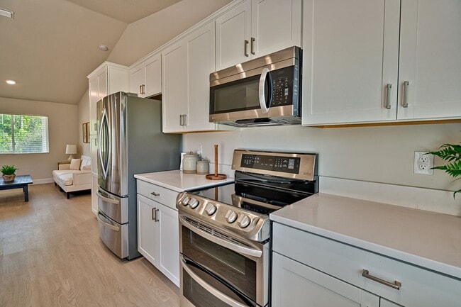 Building Photo - NEW HOME! 3/2  in Hawthorne