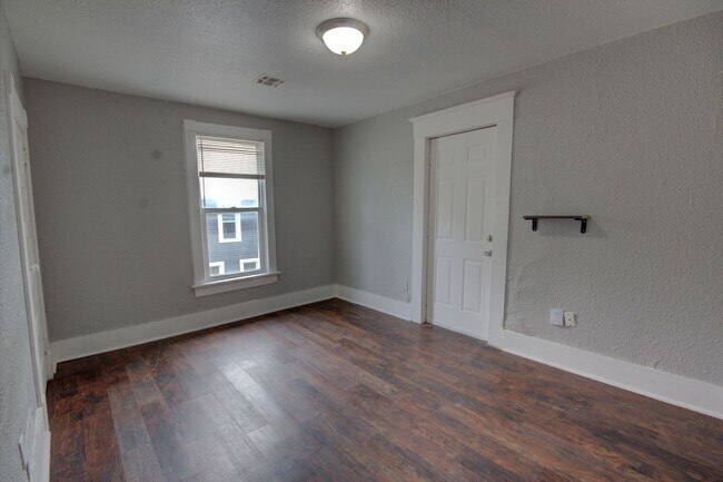 Building Photo - Upper level unit