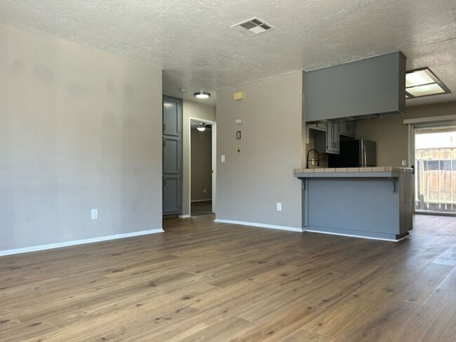 Primary Photo - 1001 W Perdew Ave