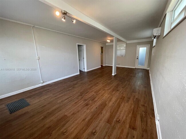 Building Photo - 305 NE 15th Ave