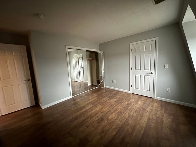 Building Photo - 166 Village St