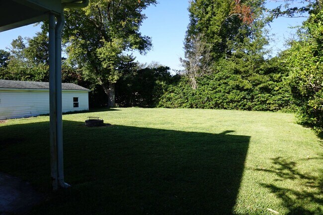 Building Photo - Pet Friendly 3 Bedroom 1 Full Bath located in Northwoods Park!