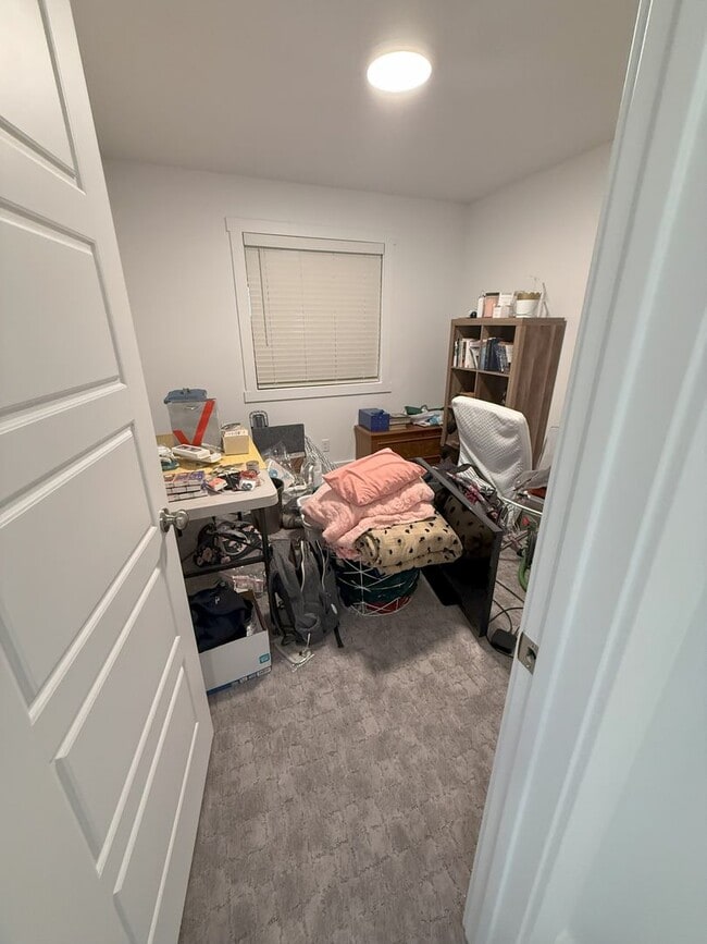 Building Photo - Modern 3-Bedroom End-Unit Townhome in Smit...