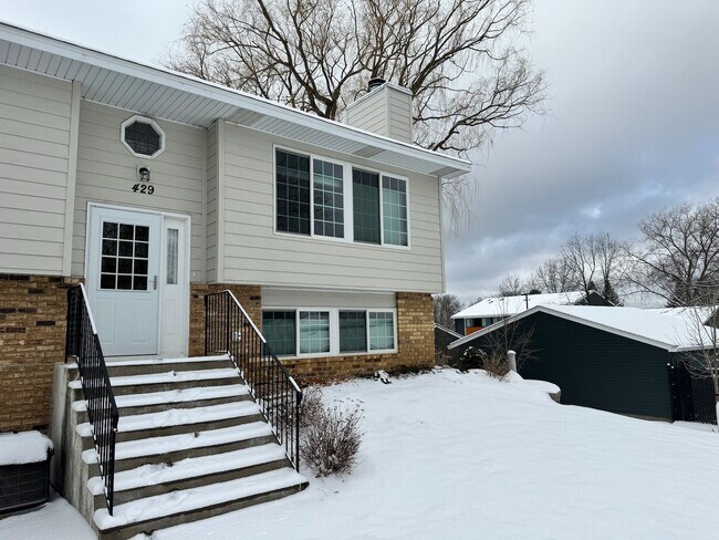 Primary Photo - Beautiful 3 bedroom townhome in Maplewood.