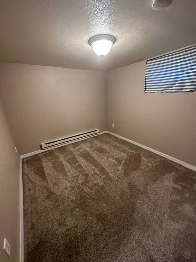 Building Photo - One bedroom, one and half bathroom, pet fr...
