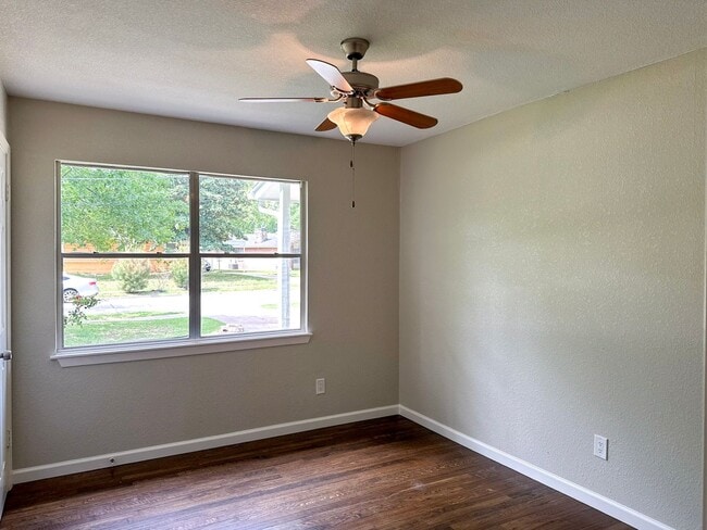 Building Photo - 4 Bedroom / 2 Bath