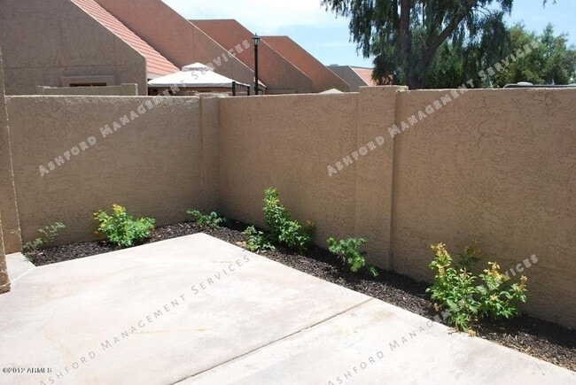 Building Photo - 2 STORY TOWNHOME WITH ATTACHED GARAGE WATER INCL