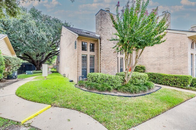 Building Photo - 1018 Memorial Village Dr