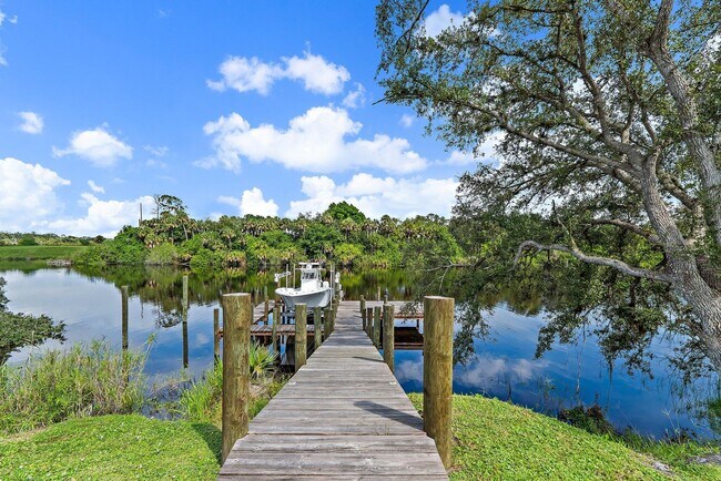 Building Photo - 12955 SW Kanner Hwy