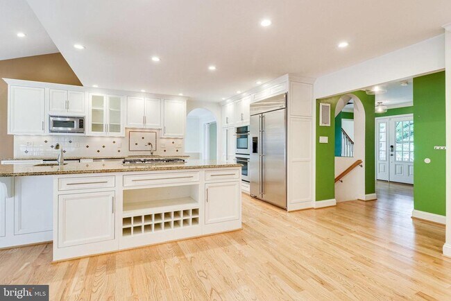Building Photo - 6122 Bayliss Pl