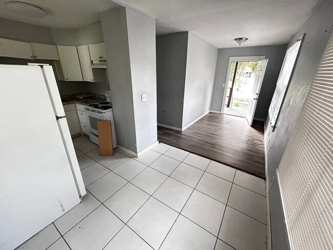 Building Photo - Steal of a Deal! 3/1 on Eastside under $1k...