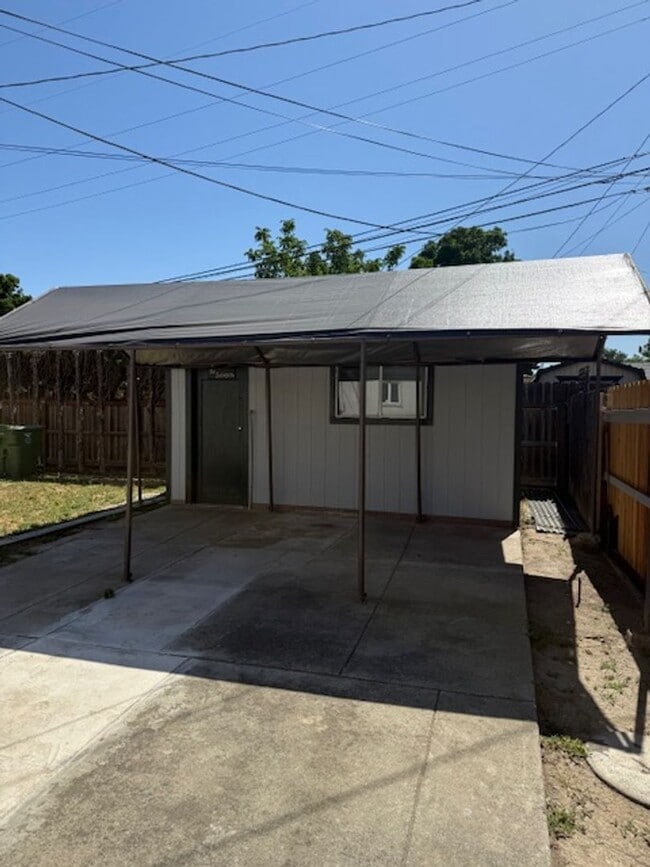 Building Photo - 1320 Wilson Ave
