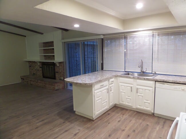 Building Photo - 14611 Leacrest Dr