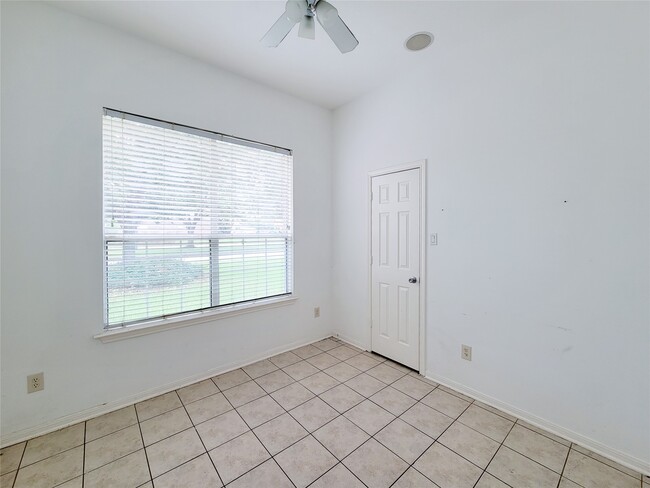 Building Photo - 16006 Hiram Clarke Rd