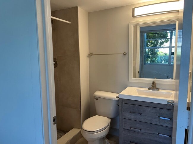 Building Photo - 25 Abbey Ln