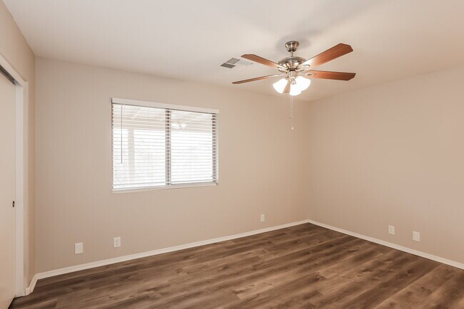 Building Photo - 15729 W Smokey Dr