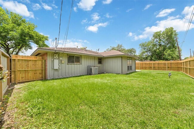 Building Photo - 4118 Donna Lynn Dr