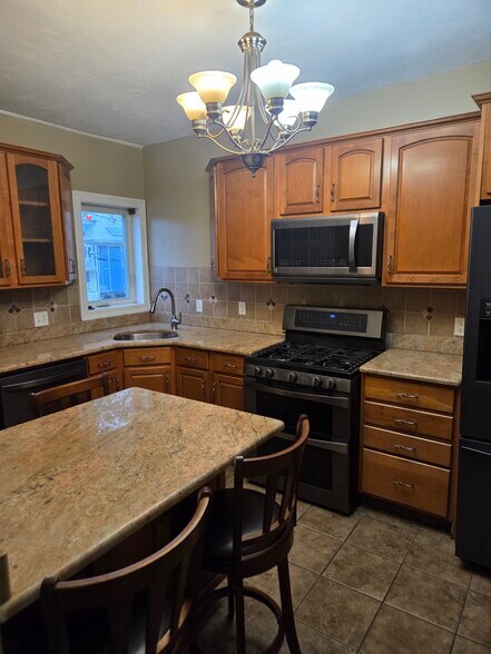 Building Photo - 82 Brent St