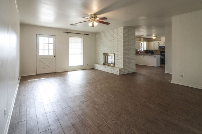 Building Photo - Located in South Tulsa - 3 Bedroom Home!!