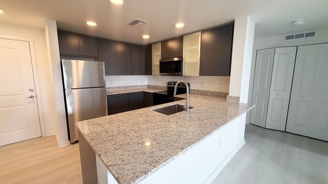 Building Photo - Luxury Condo in Millenia
