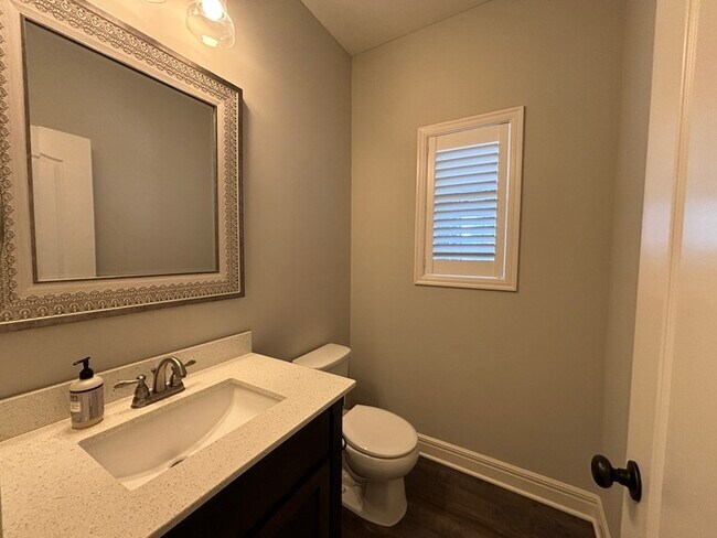 Building Photo - Modern 4BR 3.5 BA w/ Covered Lanai + Community Pool + Dedicated Office in Olathe