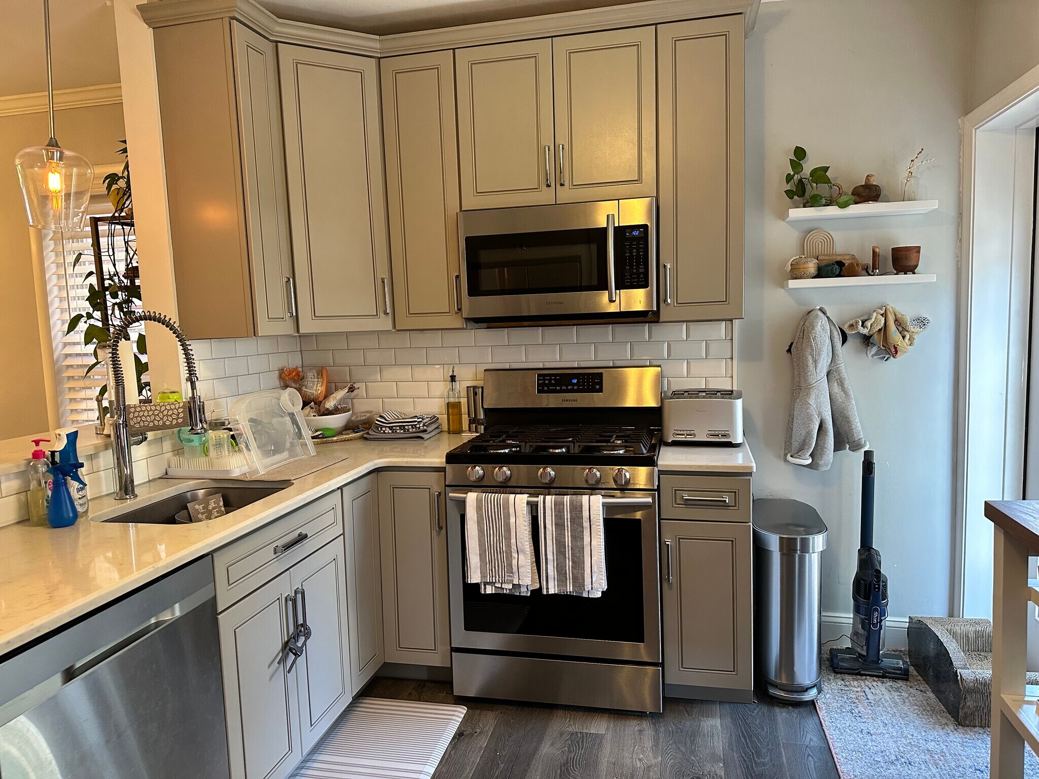 Building Photo - 10 W Knight Ave