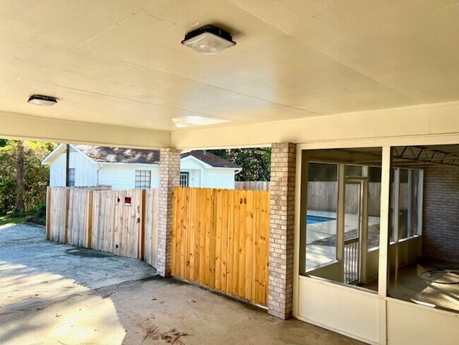 Building Photo - Corner lot in Huntleigh Woods