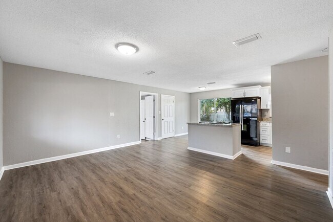 Building Photo - Beautifully renovated 4bdrm/2bath home wit...