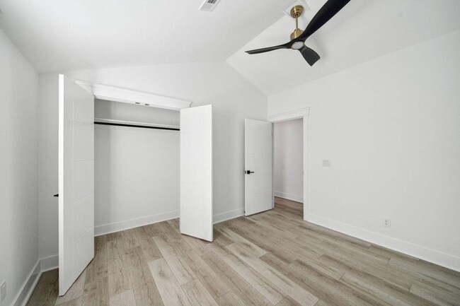 Building Photo - Tastefully Renovated Downtown Charleston Home