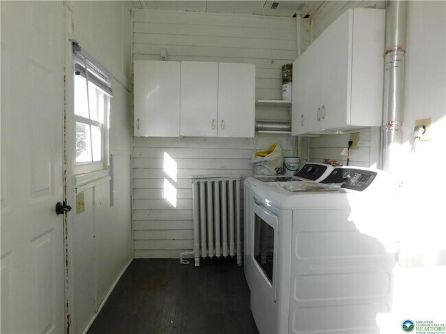 Building Photo - 300 S 9th St