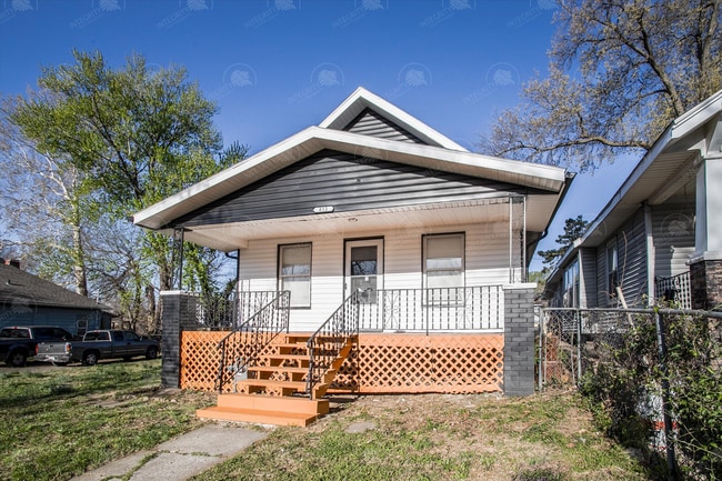 Building Photo - 812 Monroe Ave