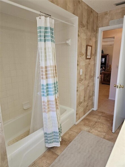 Building Photo - 492 E Shade Dr