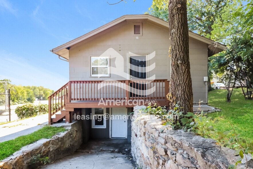 Building Photo - 1022 E 83rd Terrace