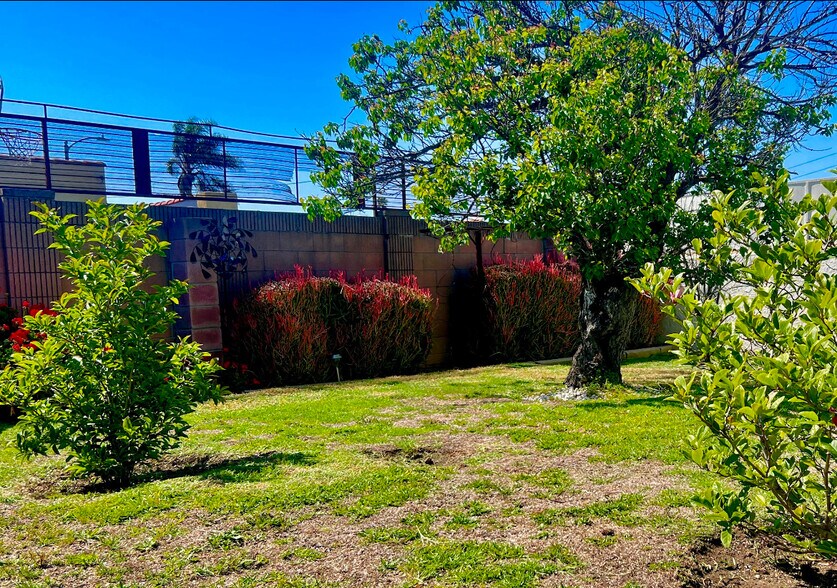 Building Photo - 9101 La Salle Ave