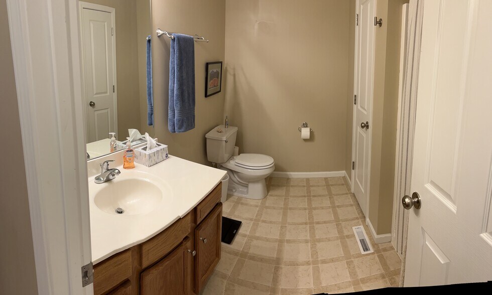 Building Photo - 4002 Sweetwater Dr