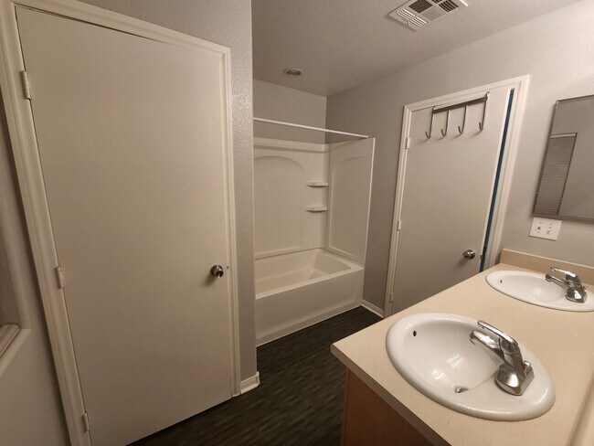 Building Photo - Fantastic 3bed/2.5 bath in Southwest ready for immediate move-in!