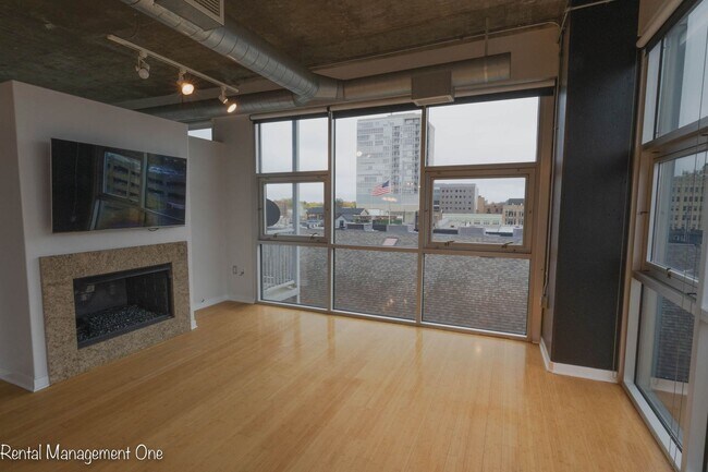 Building Photo - Downtown ROYAL OAK LIVING - 2 bed/2 bath - A CORNER WITH A VIEW!