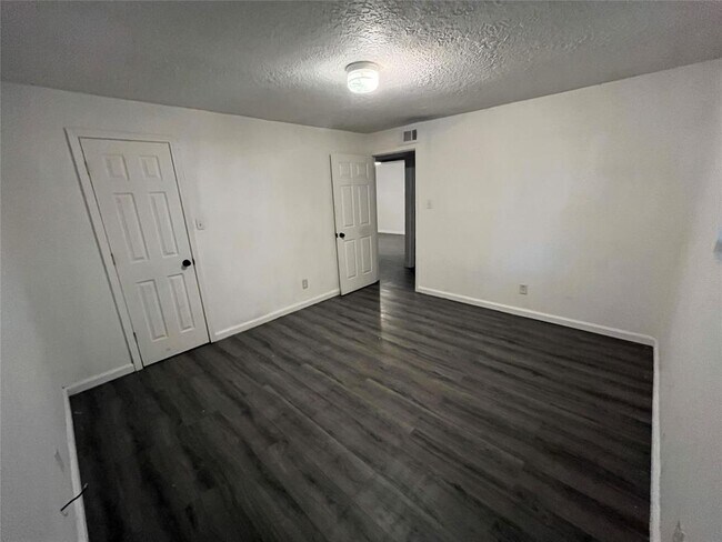 Building Photo - 640 E Pipkin St