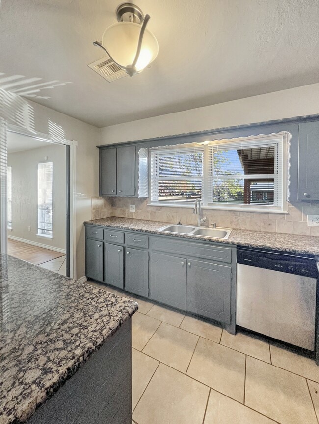 Building Photo - 6707 NW Compass Dr