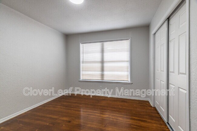 Building Photo - 832 W Merriweather St