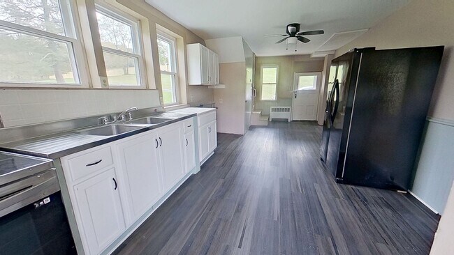 Building Photo - Single Family Farm House