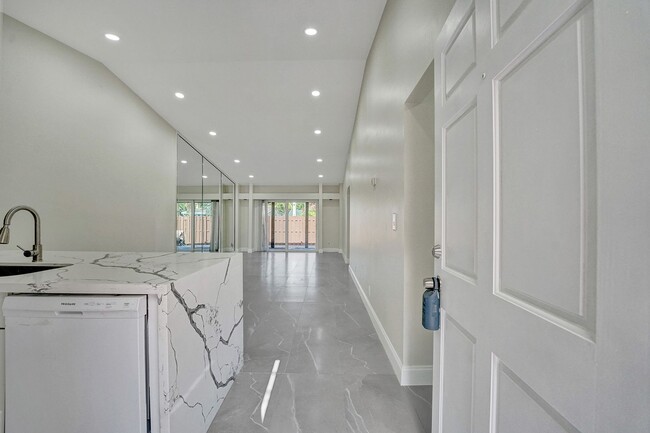Building Photo - Beautifully Renovated 3BR/2BA Townhome in ...