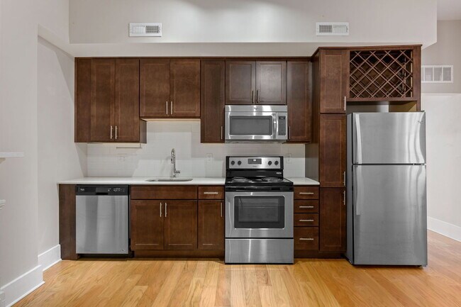 Building Photo - 516 E 13th St