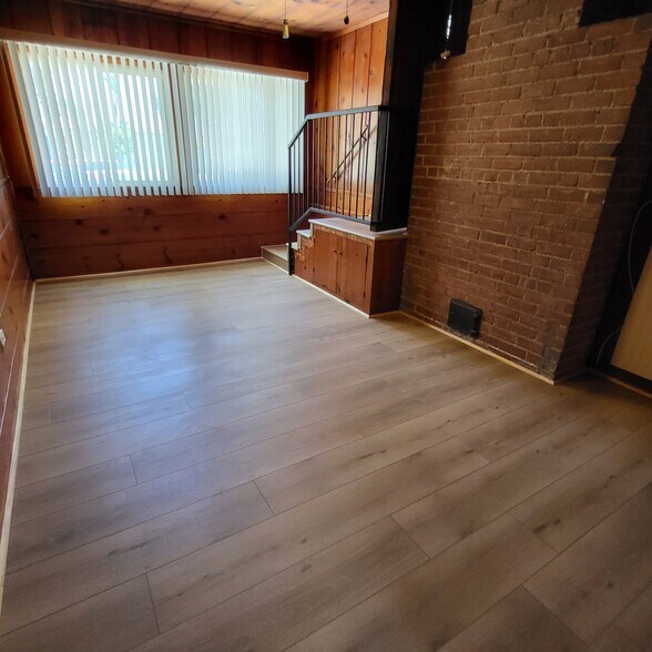 Bonus room - 10831 Woodbine St