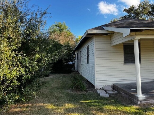 Building Photo - 1648 W Rev Dr Ransom Howard St