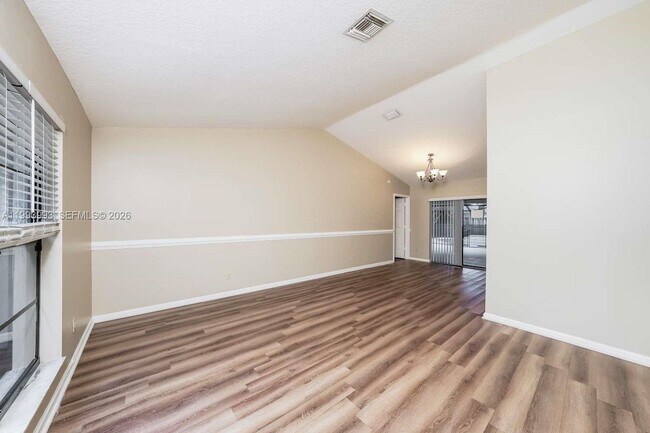 Building Photo - 845 Daffodil Dr