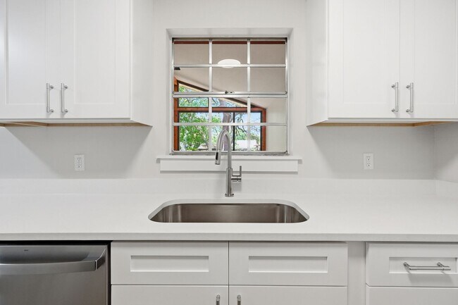 Building Photo - All Brick Home & Large Yard in Niceville!