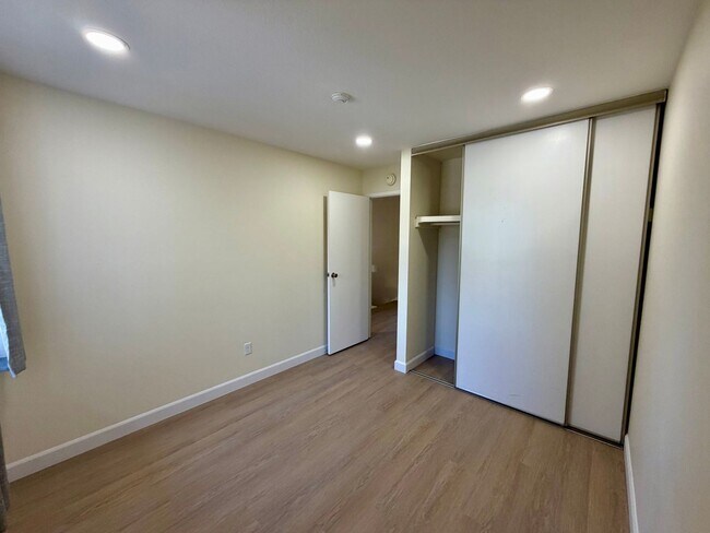 Building Photo - Spacious 3 Bed 2.5 Bath in Newark!