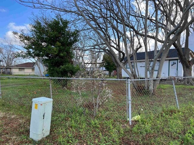 Building Photo - 240 Boudreaux St