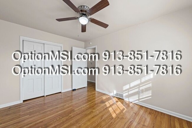 Building Photo - 1/2 month free if moved in by 1/25/26!! Spacious & Updated Duplex Near Downtown Overland Park!